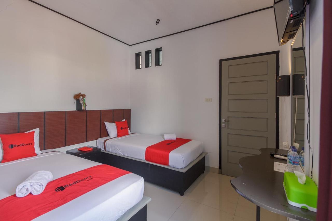 Hotel Reddoorz Near Jalan Sudirman Padang Exterior foto